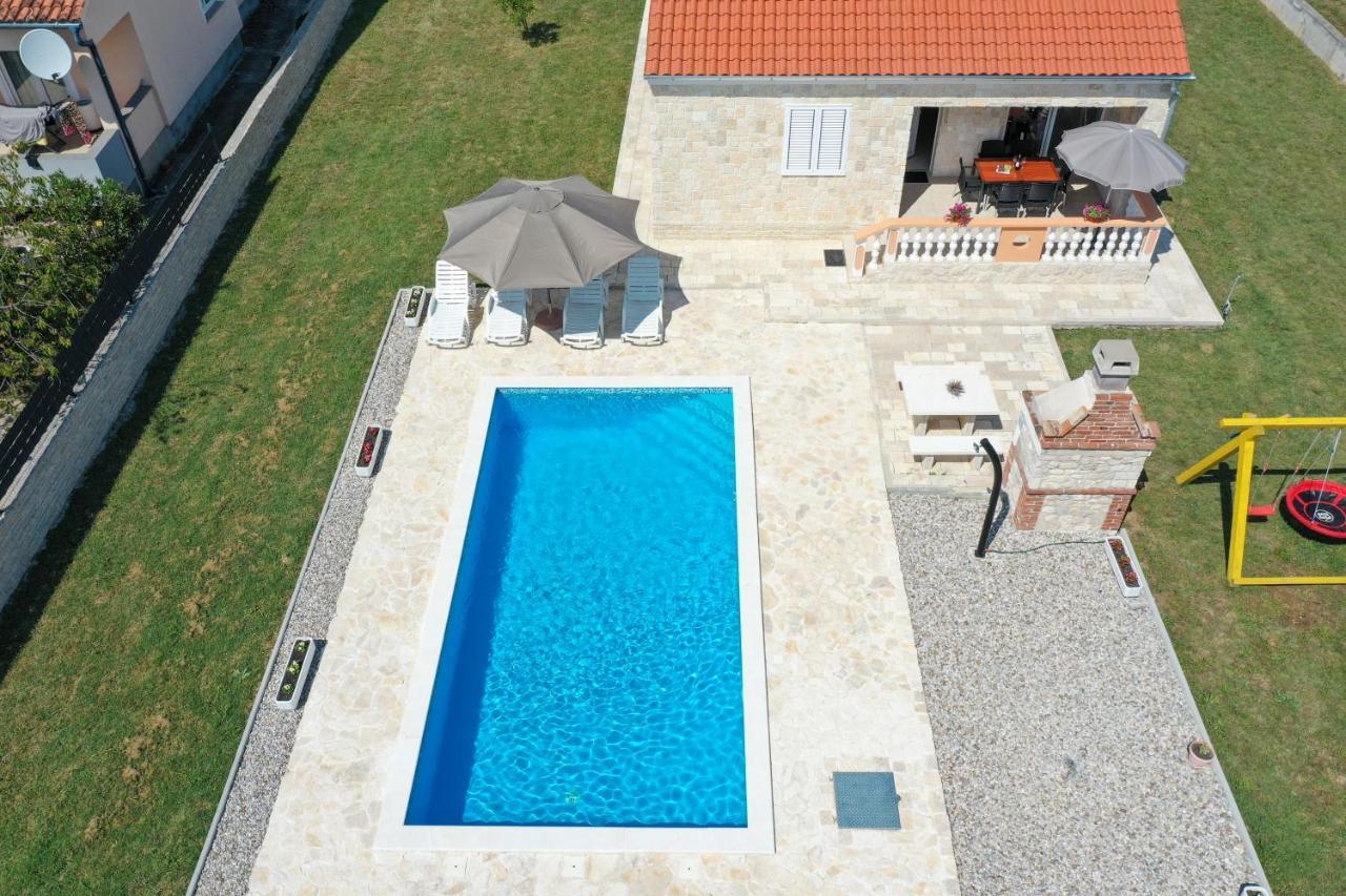 Villa Stone House With Pool Nin Exteriör bild