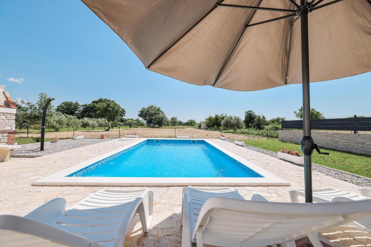 Villa Stone House With Pool Nin Exteriör bild